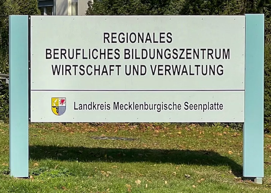 Berufliche Schule Wirtschaft und Verwaltung  Rasgrader Straße 22 - PEM GmbH & Co. Elektro Rohs KG - 1