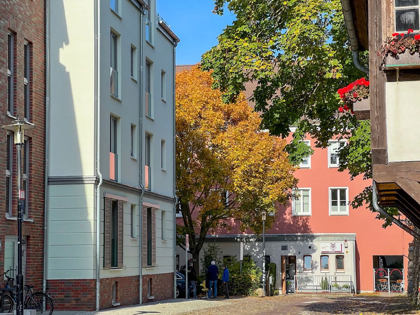 Warener Hoch- und Tiefbau GmbH, Neutorstraße - PEM GmbH & Co. Elektro Rohs KG - 1