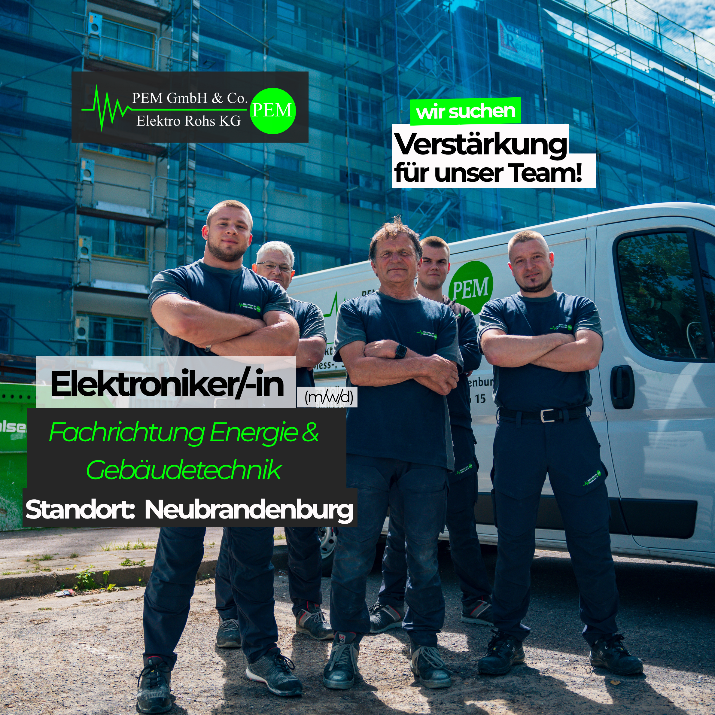 Das PEM-Team vor dem Firmenwagen an einer Baustelle in Neubrandenburg